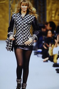 527786126_chanel-hc-fw-1993(13).thumb.jpg.267e8329f8ea8ee5b19c6992919ff7ee.jpg