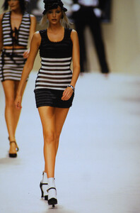 530948898_chanel-ss-1994(6).thumb.jpg.faec3092173b9087c9c7f4bf8b169262.jpg