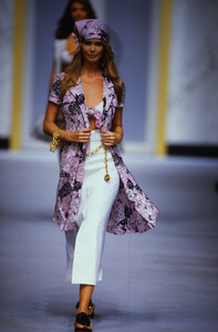 530987039_chanel-ss-1993(17).thumb.jpg.b34ac49295f8c16c2cb97f0ce00f4fba.jpg