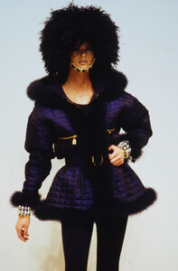 533330730_chanel-fw-1991(11).thumb.jpg.c274007ac749a6caa91aaf3fa65a6848.jpg