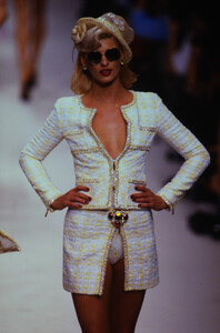 536461851_chanel-ss-1995(4).thumb.jpg.62e7aaf785786a581c2b5b0a79882ea3.jpg