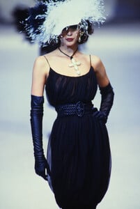 54382384_chanel-hc-ss-1992(16).thumb.jpg.05c33708bccc6a8b32ef068b9fc37b86.jpg