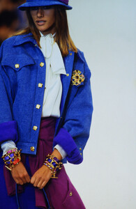 547805925_chanel-fw-1991(3).thumb.jpg.6b26302c8e52fc044df6a5b89ceda55e.jpg