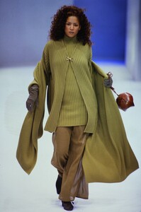 548135216_salvatore-ferragamo-fw-1993(2).thumb.jpg.c61ffa70fbcbc479a163e3043eb3ea65.jpg