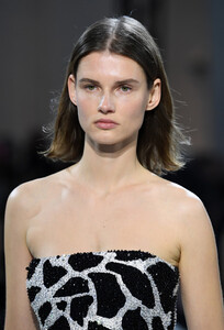 550832630_AlexandreVauthierRunwayParisFashionWeek_jlGYXspZQZx.thumb.jpg.b3e993eb7624f26f485f11bff128719f.jpg