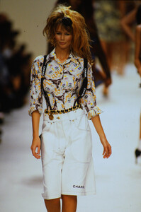 559347007_chanel-ss-1994(14).thumb.jpg.c74f0081f4ac4b8300421058fd4775e3.jpg