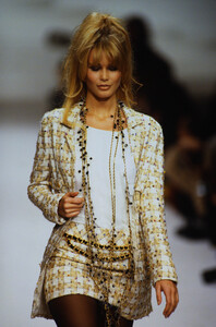 565510792_chanel-hc-ss-1994(7).thumb.jpg.46878a867f625ac66d51e9a5a6fbcf42.jpg