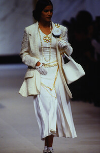 566963996_chanel-ss-1993(6).thumb.jpg.4c20cc4dd7f57a74b7cd36e12531cbb9.jpg