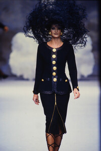 577124704_chanel-hc-ss-1992(18).thumb.jpg.6a1be66dfe0b122f7736b23716021072.jpg