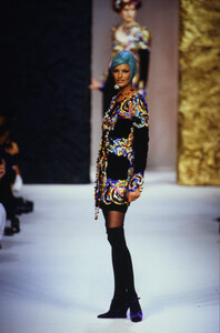 5803948_chanel-hc-fw-1992(5).thumb.jpg.a90163480625f5bd2c26c2fbb870984a.jpg