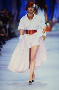 588041746_chanel-ss-1992(5).thumb.jpg.8f641801f993603ce5a97f23fa3f0f64.jpg