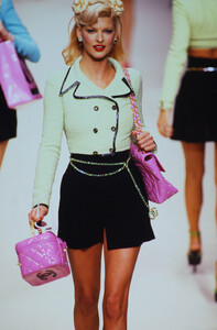 602258508_chanel-ss-1995(2).thumb.jpg.a486407b391774633a556256b38dc6a3.jpg