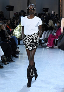 606245424_AlexandreVauthierRunwayParisFashionWeekZ99p4oP4RYqx.thumb.jpg.f514b52f57042cf43f512480e740bffa.jpg