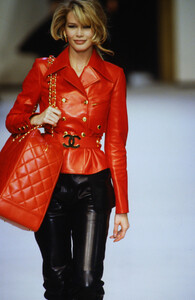 6105586_chanel-fw-1992(3).thumb.jpg.3aafbc23e3ced89498f80a20129112c9.jpg