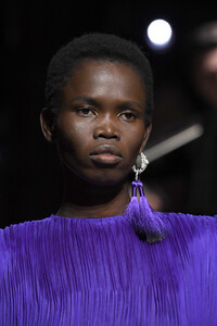 612315510_GivenchyRunwayParisFashionWeekHauteCoutureGWKZjb8yXSux.thumb.jpg.5a4143ee0c3c03d4ebdb77c6d9a9ca07.jpg