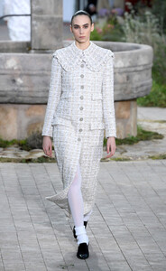 6168876_ChanelRunwayParisFashionWeekHauteCouture0oBtzFq9EC5x.thumb.jpg.0bcc2e1126217a85191cbb5fa59a3340.jpg