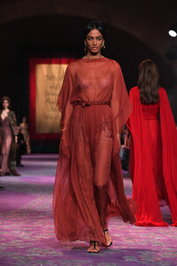 619316917_DiorRunwayParisFashionWeekHauteCouturecAnjgGaInkhx.thumb.jpg.5b73fe7f9b722df679c1f71f0bc50a48.jpg
