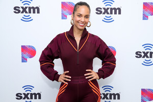 Alicia+Keys+Visits+SiriusXM+Hollywood+Studio+-C0Ti1kYZ0-x.jpg
