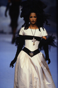 619914982_chanel-hc-ss-1992(2).thumb.jpg.69188fcecb0a8a67b27ee7e099fd494c.jpg
