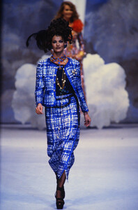 62588618_chanel-hc-ss-1992(19).thumb.jpg.601185dc7b8e7256ca75d9508b7165ce.jpg