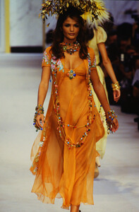 635509550_chanel-ss-1993(13).thumb.jpg.adfa3b2fd7cfa95e878f55ca2663c85b.jpg