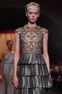 640071738_DiorRunwayParisFashionWeekHauteCouturevMtjfP4bWi5x.thumb.jpg.1e907b11e50f735a52c455f8e6ed4445.jpg