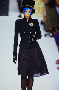 643740635_chanel-hc-fw-1992(4).thumb.jpg.13a4cc086311dc07850ff52621d10527.jpg