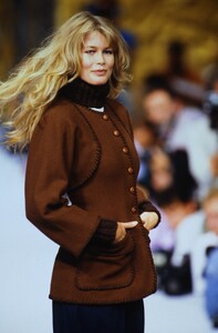 664661707_chanel-hc-fw-1993(22).thumb.jpg.379c7645abe81e0b6a5ac3ba6eb9d193.jpg