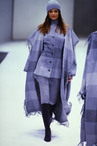 667425279_salvatore-ferragamo-fw-1993(1).thumb.jpg.4c56fb745ed5e517f927dac22d5eb7cb.jpg