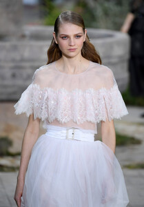 667441989_ChanelRunwayParisFashionWeekHauteCouturebO-Z5iY9FtTx.thumb.jpg.2e3d547dae6b5596d8decb54afed1e15.jpg