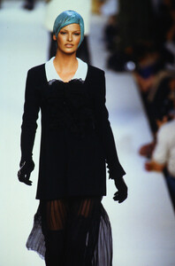 67046896_chanel-hc-fw-1992(12).thumb.jpg.b7777c9c49af53a4dd48c04f54077c32.jpg