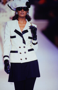 67660336_chanel-ss-1991(1).thumb.jpg.2b908b142a48a5073fa278d730158a70.jpg