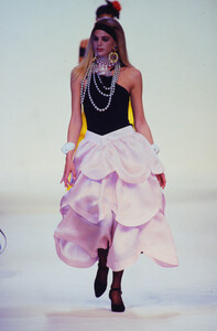 685634742_joanna-chanel-ss-1991(2).thumb.jpg.a99569db5eac63f90de026ed96a74679.jpg