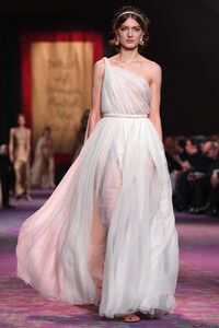 690620114_DiorRunwayParisFashionWeekHauteCoutureK6KO3_rKP4ox.thumb.jpg.9736b8079b07367fbbb53126bb0e1e68.jpg