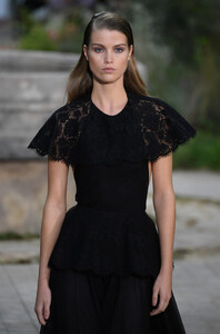 693141254_ChanelRunwayParisFashionWeekHauteCouturebgG_uC8f2r8x.thumb.jpg.794d1b0e53bed17a5d5bb9a59f3b4919.jpg