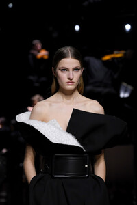 694179635_GivenchyRunwayParisFashionWeekHauteCoutureX5j0WI14qsmx.thumb.jpg.5960a4e82d8fcc83d597b9718b883f22.jpg