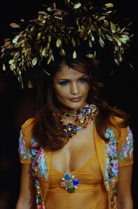 694397682_chanel-ss-1993(10).thumb.jpg.705cfa9854e713c8054f66e6d65dcecd.jpg