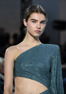 696467323_AlexandreVauthierRunwayParisFashionWeek4xi5udKmbSux.thumb.jpg.5cb15dfeb7e201aab4a4d21b9bb7d435.jpg