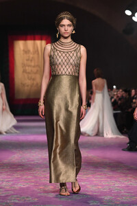 696782813_DiorRunwayParisFashionWeekHauteCoutureWUhKhvULVJux.thumb.jpg.7989f22fb174fa9876a9816852299d3a.jpg