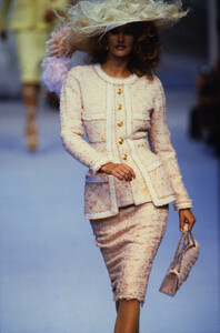 702921718_chanel-hc-ss-1992(1).thumb.jpg.e50fa072ff51e71fe1a4a32098de6c24.jpg