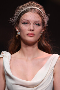 706446308_DiorRunwayParisFashionWeekHauteCoutureUU0urSMaAatx.thumb.jpg.14113c18fbc0c6a29509a46da35984e2.jpg