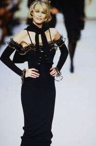 714621697_chanel-fw-1992(5).thumb.jpg.d128e6d460ec922954b32414a4159a4c.jpg