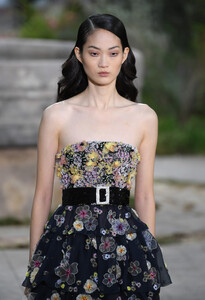 71520633_ChanelRunwayParisFashionWeekHauteCouture0FTULR8jId9x.thumb.jpg.e833da18e01bf49dcfac933864015e99.jpg