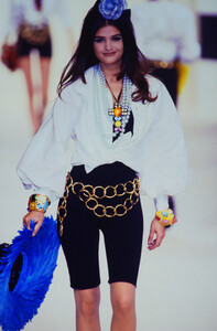 717600268_chanel-ss-1991(15).thumb.jpg.67b0c23015246d10d255764576cba638.jpg