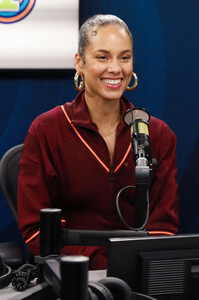 Alicia+Keys+Visits+SiriusXM+Hollywood+Studio+62YZ-9XK1oWx.jpg