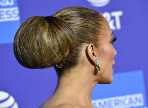 Jennifer+Lopez+31st+Annual+Palm+Springs+International+yEhQ4cBWHJ5x.jpg