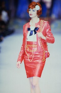 73470951_chanel-ss-1992(2).thumb.jpg.4de17573b6303d3d1354c2db6615381a.jpg