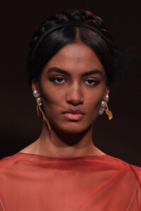 756926905_DiorRunwayParisFashionWeekHauteCouture9Quv6myhiRox.thumb.jpg.94702681a7bed25d9c7bc1789b2e0b01.jpg