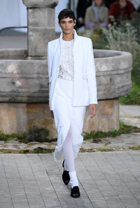 764747474_ChanelRunwayParisFashionWeekHauteCoutureVgSW2WUlyWax.thumb.jpg.95a57c8047aa85868d40db98a64eec4c.jpg