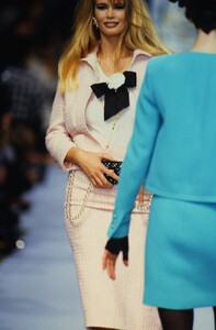 769429476_chanel-ss-1992(4).thumb.jpg.b303b5e469129b0b4ffd1ffe0217a53f.jpg